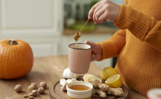 The Remarkable Benefits of Consuming Raw Honey During the Winter Season